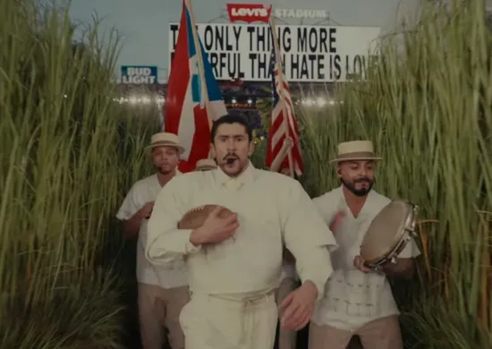 Imagem ilustrativa da imagem Fantasia de arbusto usada no show de Bad Bunny é vendida por R$ 26 mil