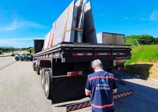 Imagem ilustrativa da imagem Fiscalização flagra irregularidades no transporte de mercadorias no Sul do Estado