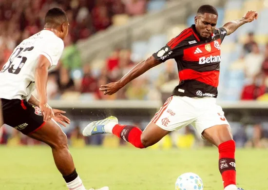 Imagem ilustrativa da imagem Flamengo supera Vitória na Copa do Brasil e segue 100% há seis jogos