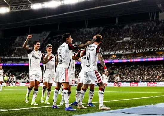 Imagem ilustrativa da imagem Flamengo vence Botafogo com direito a golaço de Léo Pereira para Ancelotti