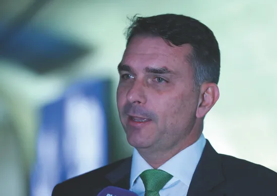 Imagem ilustrativa da imagem Flávio Bolsonaro critica Lula e o compara a “Opala velho”