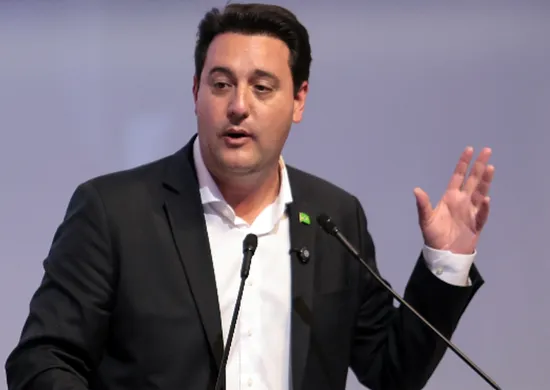 Imagem ilustrativa da imagem Flávio Bolsonaro oferece a vaga de vice em chapa a Ratinho Jr