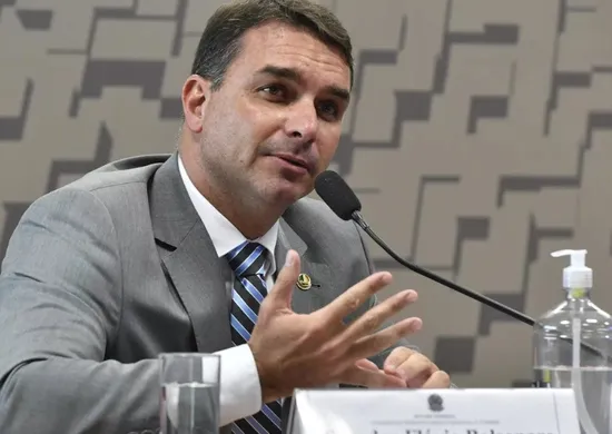 Imagem ilustrativa da imagem Flávio Bolsonaro quer discussão por reforma trabalhista e mudanças na Previdência