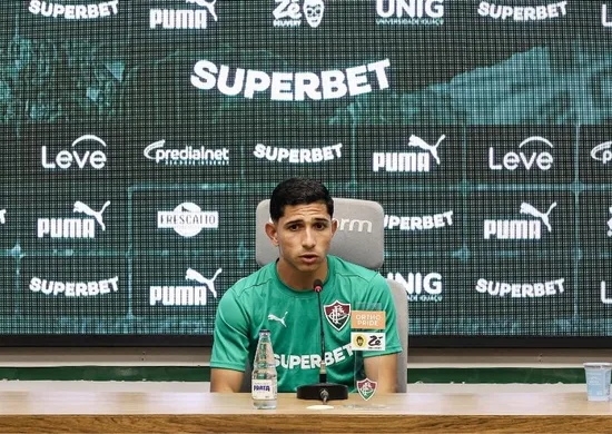 Imagem ilustrativa da imagem Fluminense apresenta Savarino e jogador cita mágoa com Botafogo