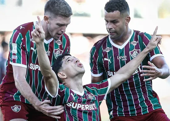 Imagem ilustrativa da imagem Fluminense vira no fim sobre Santos de Neymar, em jogo com golaços na Vila