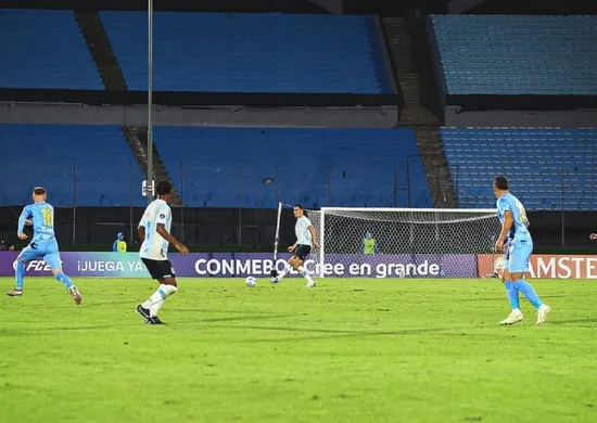 Imagem ilustrativa da imagem Grêmio perde para 'primo' do City em jogo com VAR ativo na Sul-Americana