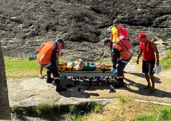 Imagem ilustrativa da imagem Guarda-corpo cede e idoso cai de mirante na Praia dos Namorados, em Guarapari