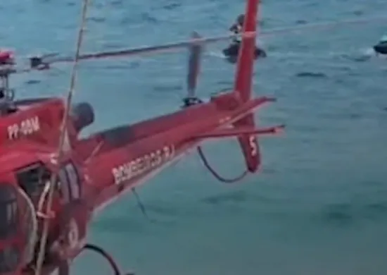 Imagem ilustrativa da imagem Homem morre e mulher fica em estado grave após asa-delta cair no mar no RJ