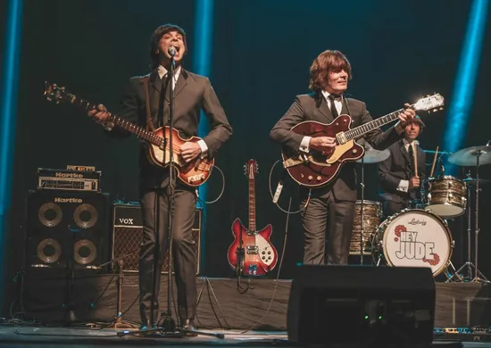 Imagem ilustrativa da imagem Homenagem aos Beatles, shows nas praias e humor no último "sextou" de janeiro