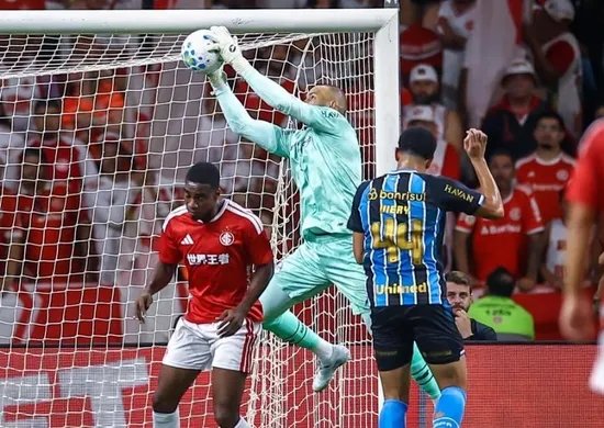 Imagem ilustrativa da imagem Inter e Grêmio empatam sem gols em duelo com sete amarelos e um vermelho