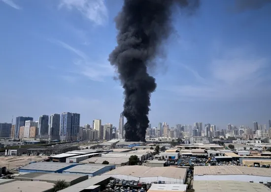 Imagem ilustrativa da imagem Irã ataca porta-aviões dos EUA; Trump diz ter afundado 9 navios de Teerã