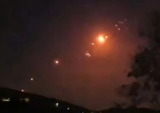 Imagem ilustrativa da imagem Irã dispara mísseis após escolha de novo líder; EUA esvaziam embaixada