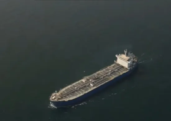 Imagem ilustrativa da imagem Irã fecha Estreito de Ormuz e ameaça incendiar qualquer navio que tentar passar