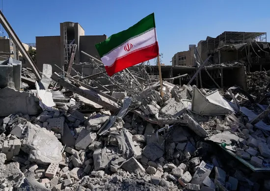 Imagem ilustrativa da imagem Israel e EUA atacam prédio onde se elege líder supremo do Irã e edifício é evacuado