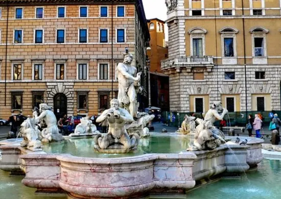 Imagem ilustrativa da imagem Jovem é multada em R$ 30 mil por desafio de "tocar" em estátua