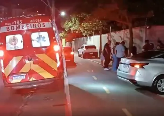 Imagem ilustrativa da imagem Jovens ficam feridos após bike elétrica bater na lateral de carro na Serra