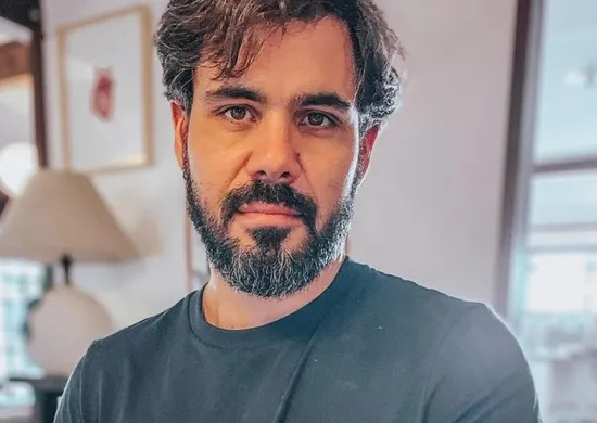 Imagem ilustrativa da imagem Juliano Cazarré cria 'encontro de homens' e é criticado por famosos