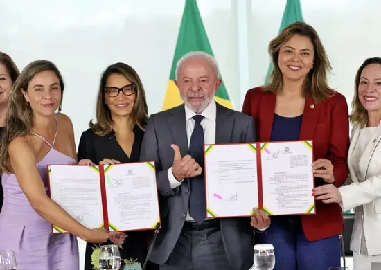 Imagem ilustrativa da imagem Lula sanciona lei que prevê tornozeleira eletrônica para agressores de mulheres