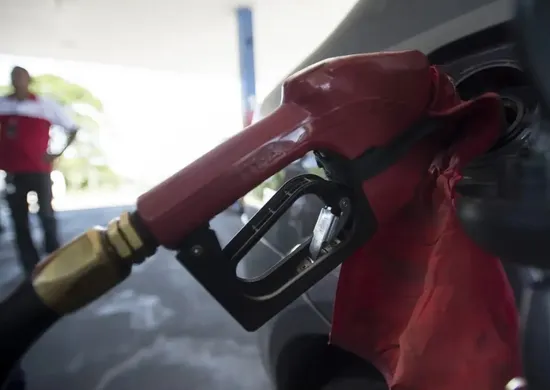 Imagem ilustrativa da imagem Lula zera imposto e subsidia diesel para conter alta do petróleo