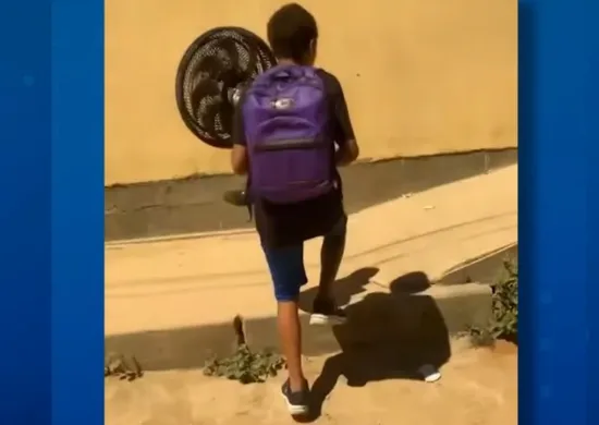 Imagem ilustrativa da imagem Menino leva ventilador para escola por causa do calor e viraliza