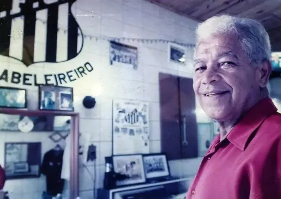 Imagem ilustrativa da imagem Morre o barbeiro que moldou o topete do Rei Pelé