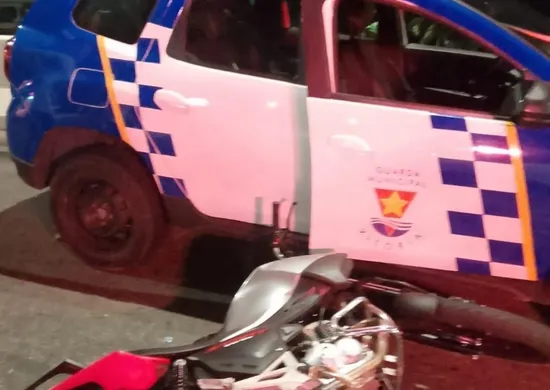 Imagem ilustrativa da imagem Motociclista avança sinais, invade contramão e colide com ônibus em Vitória