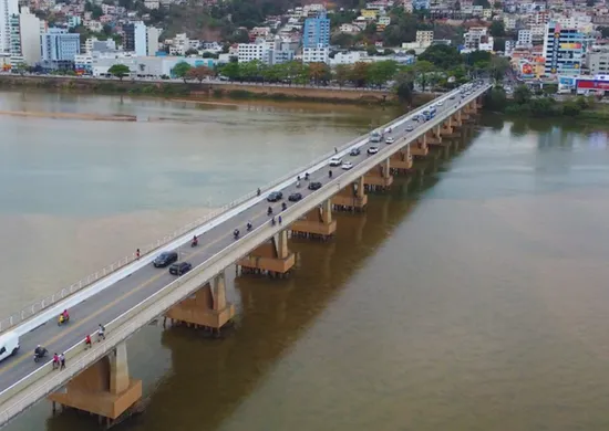 Imagem ilustrativa da imagem Motociclista fica em estado grave após ser atingido por linha de pipa em ponte