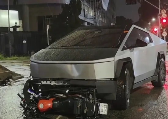 Imagem ilustrativa da imagem Motociclista morre em acidente envolvendo um carro Tesla Cybertruck em SP