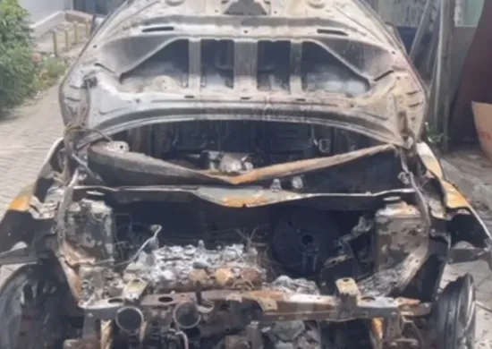 Imagem ilustrativa da imagem Motorista de app escapa de carro em chamas após ser sentenciado à morte