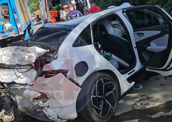 Imagem ilustrativa da imagem Motorista fica preso às ferragens após acidente com dois caminhões na BR-101 no ES