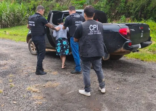 Imagem ilustrativa da imagem Mulher é presa suspeita de matar cão em Afonso Cláudio