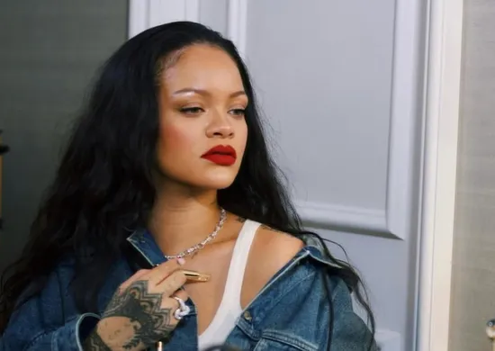 Imagem ilustrativa da imagem Mulher que atirou contra casa de Rihanna tem fiança fixada em R$ 53 milhões