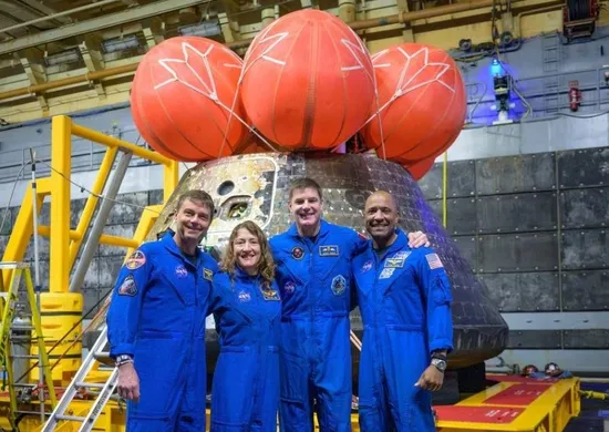 Imagem ilustrativa da imagem Nasa divulga foto de astronautas da Artemis ao lado de cápsula horas após pouso