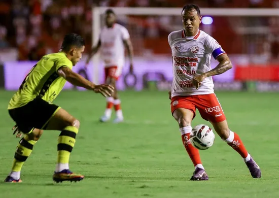 Imagem ilustrativa da imagem Náutico perde pênalti, sofre goleada do São Bernardo e sai vaiado dos Aflitos