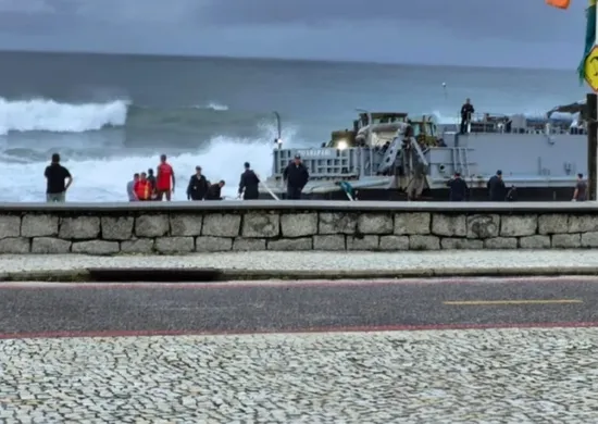 Imagem ilustrativa da imagem Navio da Marinha encalha em praia do RJ após manobra de emergência