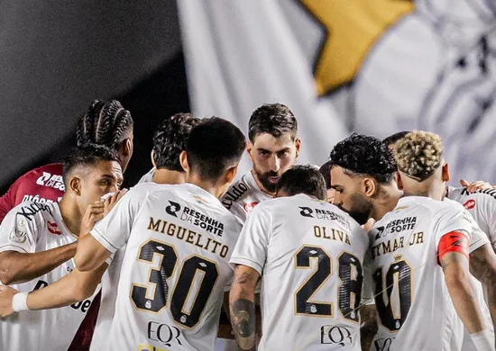 Imagem ilustrativa da imagem Neymar acerta a trave e Santos empata com o Coritiba pela Copa do Brasil