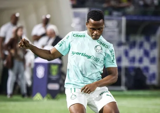 Imagem ilustrativa da imagem Palmeiras vence Fluminense no sufoco em reencontro de Arias e segue líder