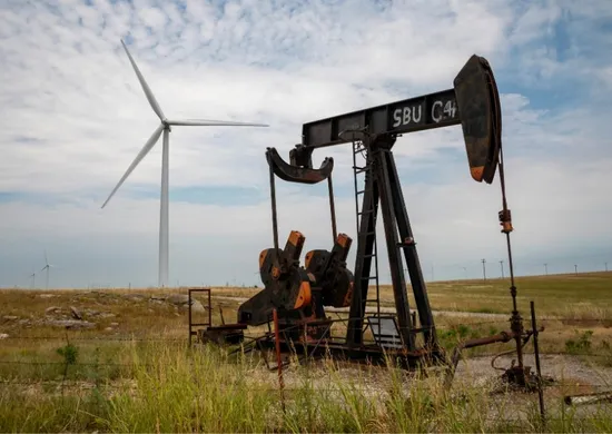 Imagem ilustrativa da imagem Petróleo chega a US$ 120, dispara quase 30% e tem maior preço desde 2022