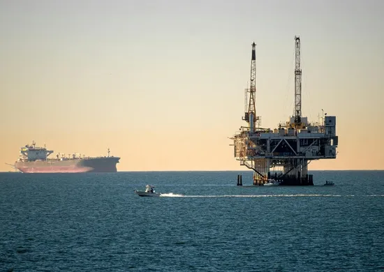 Imagem ilustrativa da imagem Cotação salta 30% e barril de petróleo se aproxima de US$ 120