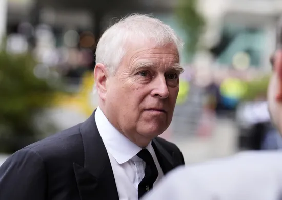 Imagem ilustrativa da imagem Polícia cercou casa de Andrew com carros descaracterizados antes da prisão