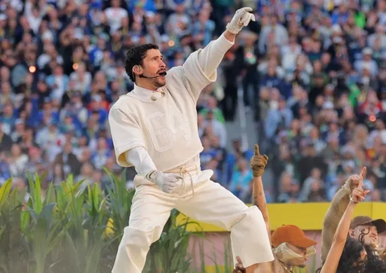 Imagem ilustrativa da imagem Por que Bad Bunny recebeu só US$ 1.000 por seu show no intervalo do Super Bowl