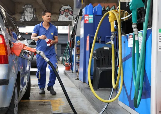 Imagem ilustrativa da imagem Preços dos combustíveis sobem e diesel já é encontrado a quase R$ 10 por litro