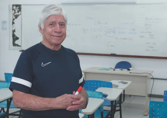 Imagem ilustrativa da imagem Professor de Economia há 50 anos dá dicas para os mais jovens