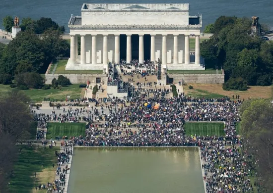 Imagem ilustrativa da imagem Protesto contra Donald Trump leva americanos às ruas de várias cidades dos EUA