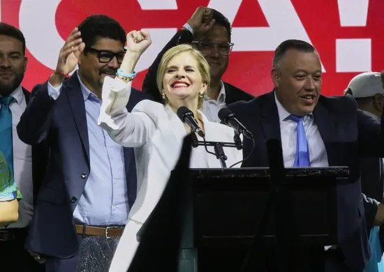 Imagem ilustrativa da imagem Quem é Laura Fernández, eleita presidente da Costa Rica no primeiro turno