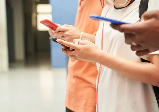 Imagem ilustrativa da imagem Reino Unido e Alemanha querem acelerar projeto que veta redes sociais para menores