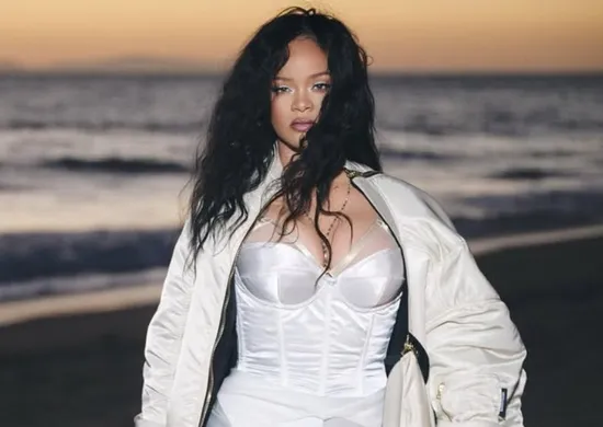 Imagem ilustrativa da imagem Rihanna tem casa em Beverly Hills atingida por tiros e mulher é presa