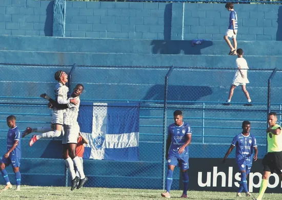 Imagem ilustrativa da imagem Rio Branco castiga o Vitória no fim e vence de virada na Série D