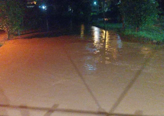 Imagem ilustrativa da imagem Rio sobe 80 cm e ameaça transbordar após temporal em Mimoso do Sul