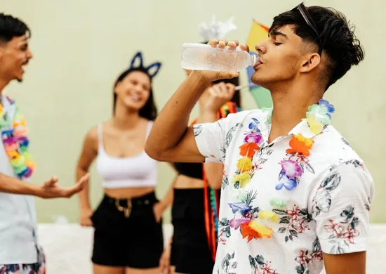 Imagem ilustrativa da imagem Saiba como ajudar uma pessoa que passa mal em blocos e festas de Carnaval